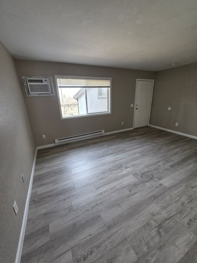Foto del edificio - 2 Bedroom Apartment Available Near Regis!