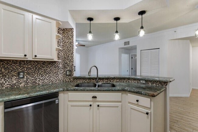 Building Photo - 10103 Myrtlewood Cir W