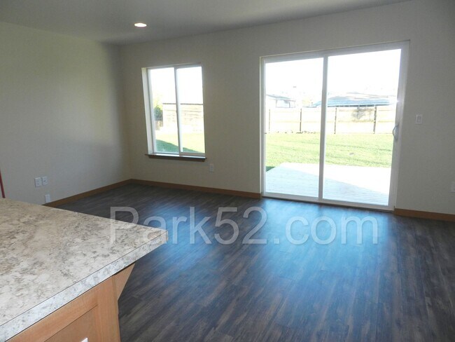 Foto del edificio - 3 bedroom 1.5 bathroom duplex in Fife!
