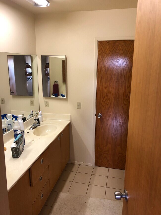 Personal Bath with 2 sinks and tub shower - 21237 Questhaven Rd