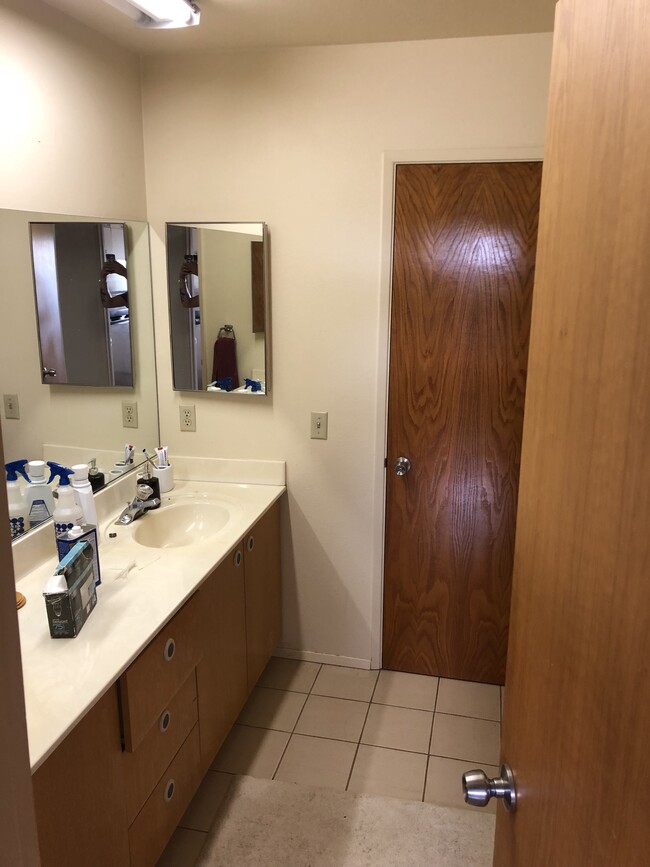 Personal Bath with 2 sinks and tub shower - 21237 Questhaven Rd