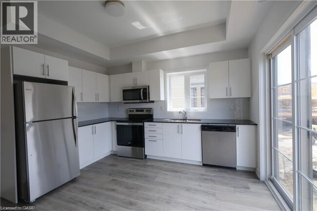 Building Photo - 205 W Oak Trl