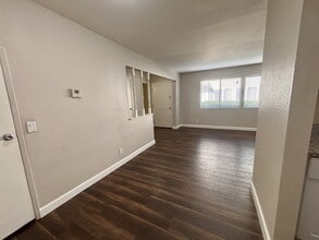 Building Photo - 1055 Mohr Ln