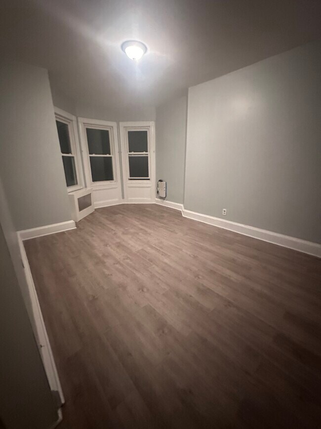 Living room - 658 E 28th St
