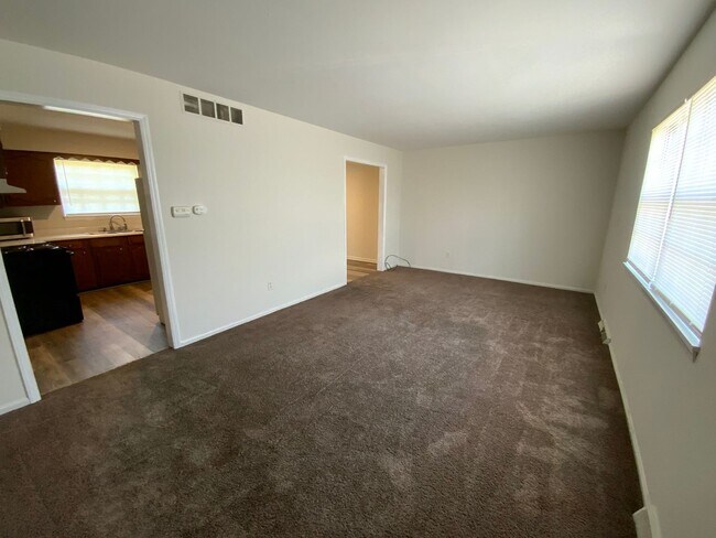 Building Photo - 3 BR/ 1.5 Bath Duplex for rent