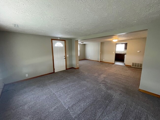 Building Photo - Two Bedroom House with 1 Car Garage in Gre...