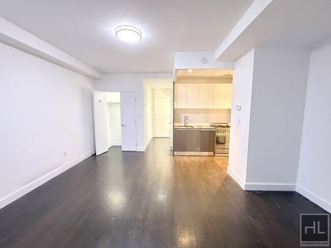 Building Photo - NO fee 1 bed 2 bath with laundry in unit -...
