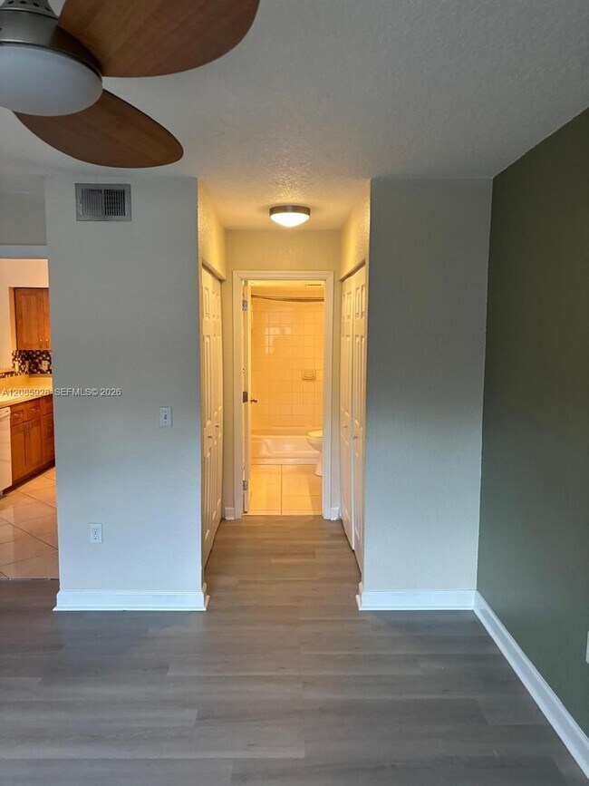 Foto del edificio - 1721 Village Blvd