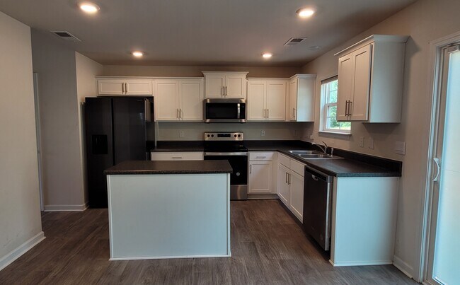 Foto del edificio - 4712 Black Forest Dr