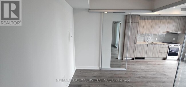 Photo du bâtiment - 430-1430 Square One Dr