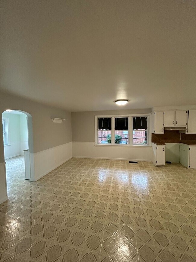 Building Photo - Beautiful Move in Ready 4 Bedroom Rancher ...