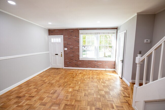 Building Photo - 1 Bedroom Townhome in Arlington