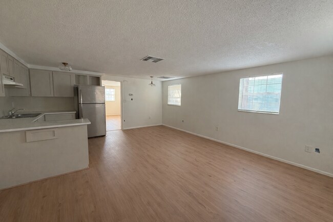 Foto del edificio - 6444 Adams St