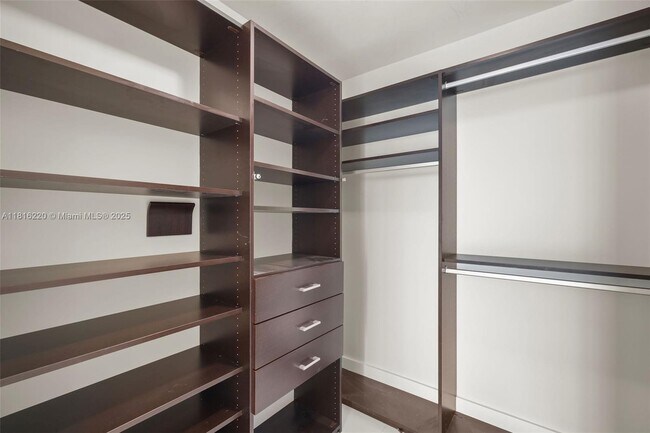 Foto del edificio - 2020 N Bayshore Dr