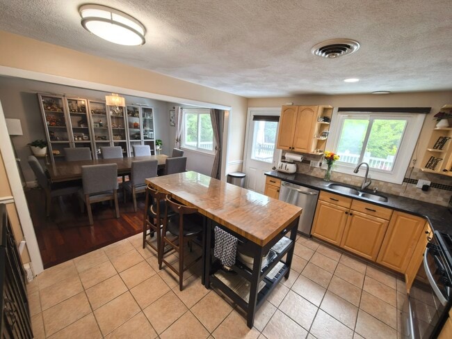 Kitchen & Dining - 22 Howard Farm Rd