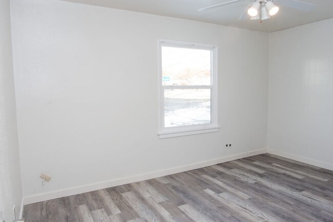Building Photo - 1290 E 520 S St