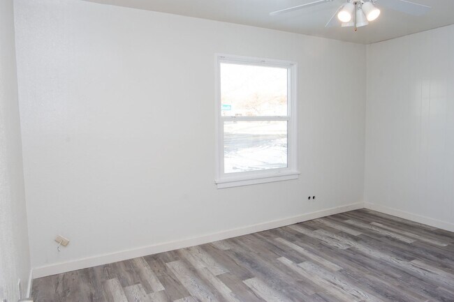 Foto del edificio - 1290 E 520 S St