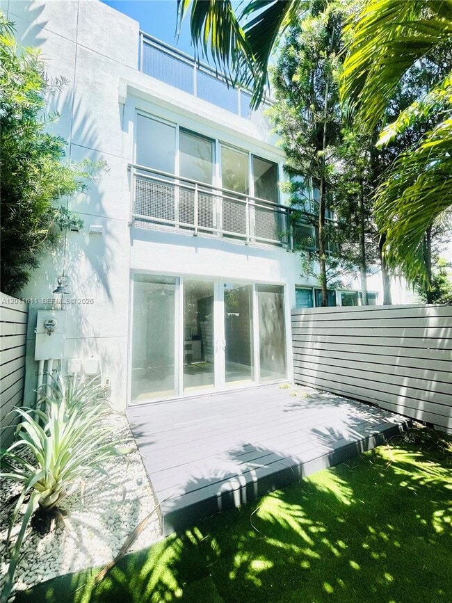 Building Photo - 822 NE 19th Ave