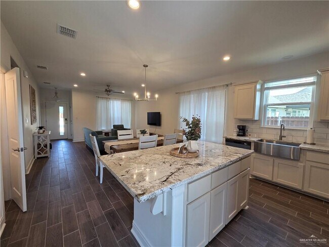 Foto del edificio - 14025 Westcave Falls Ln