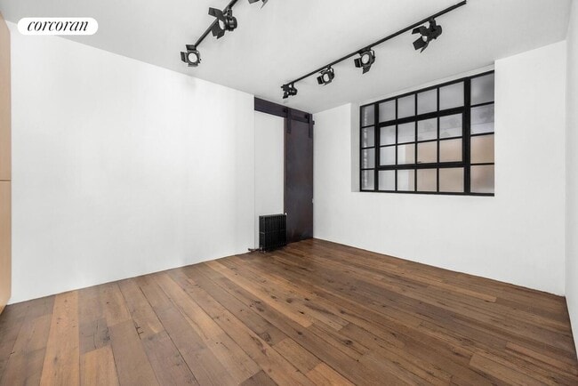 Foto del edificio - 12 E 12th St
