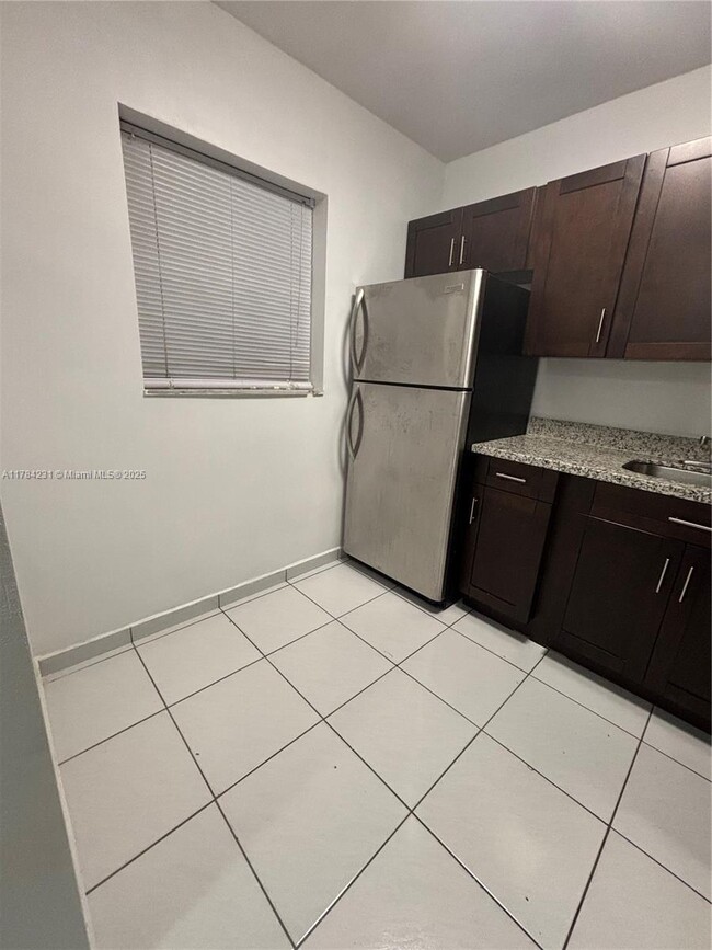 Building Photo - 140 Royal Palm Rd
