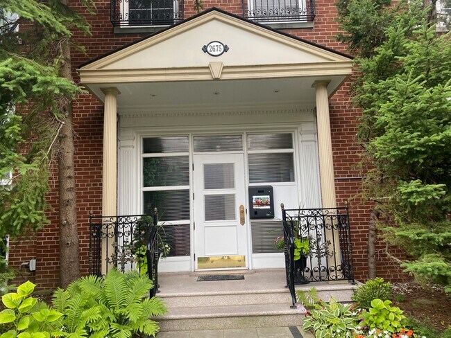 Entrée principale - 2675 Bloor St W