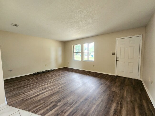 Foto del edificio - Garage and Fenced Back Yard in Foley!