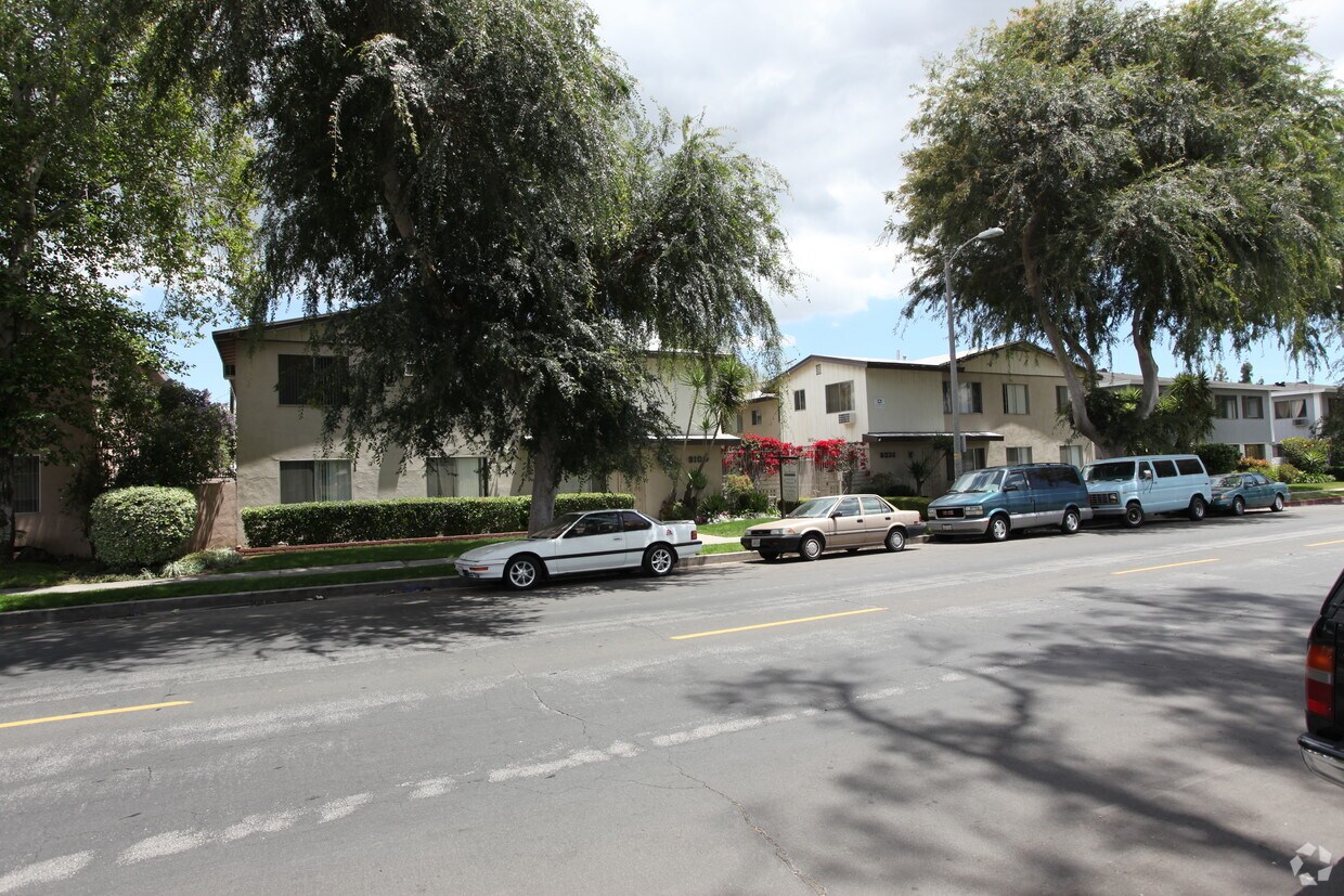 8036 - 8100 Owensmouth ¡alejado - 8036-8100 Owensmouth Ave