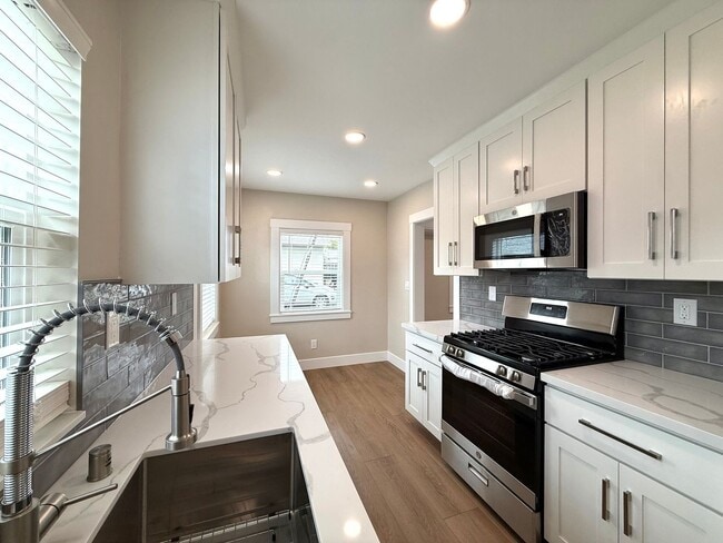 Building Photo - Fully Renovated - 1 Bed 1 Bath