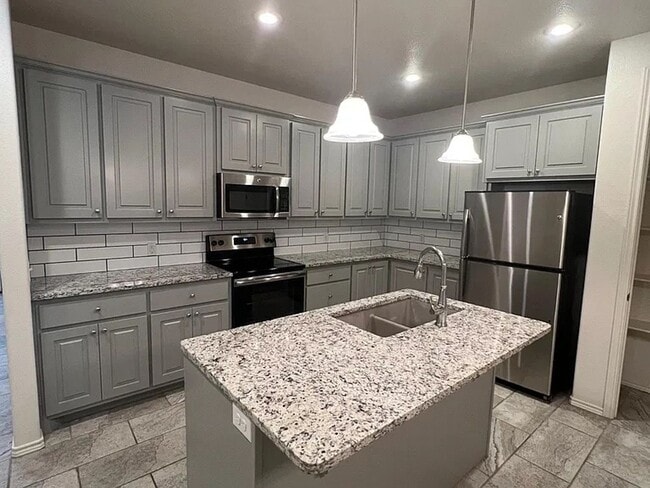 Building Photo - Beautiful 2 bed/2 bath/2 car garage Townhome!