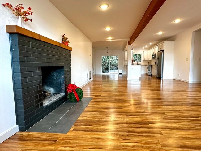 Building Photo - Stylish 4-Bed, 3-Bath Home in South Seattle