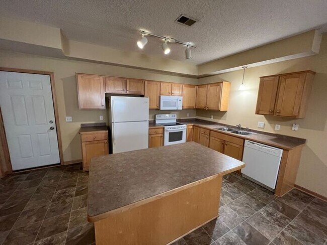 Building Photo - Huge End Unit Townhouse Available Now, New...