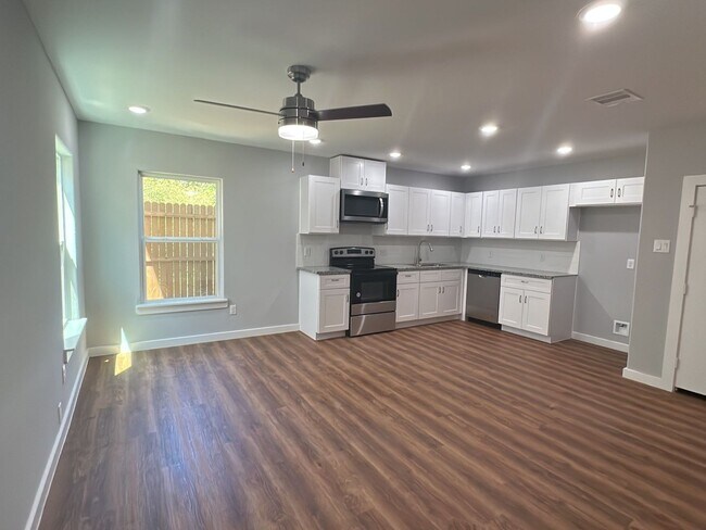 Building Photo - 6611 Bacher St