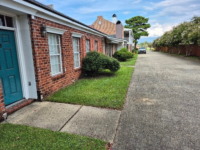 Building Photo - 152 S Foster Dr