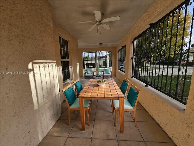 Foto del edificio - 2385 SW 23rd Terrace