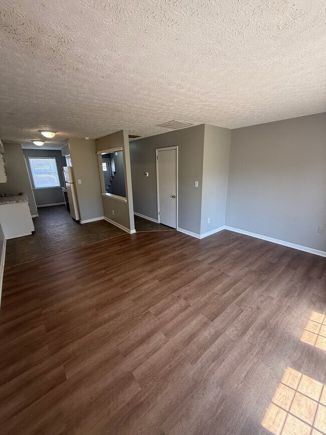 Building Photo - 2 Bed 1.5 Bath Townhouse