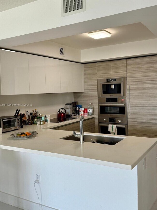 Foto del edificio - 300 Sunny Isles Blvd