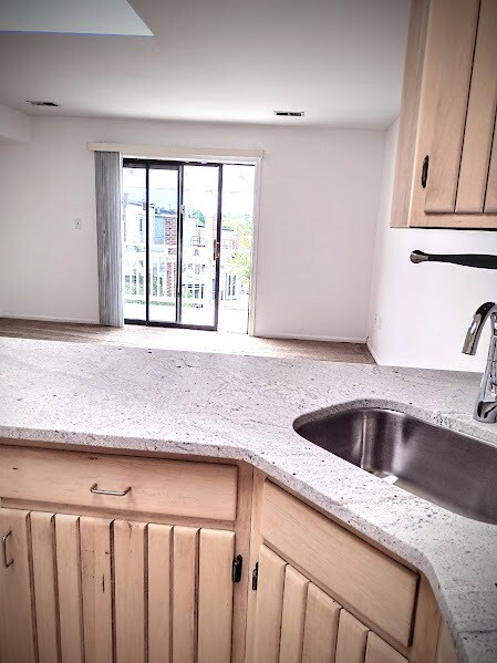 La cocina se abre al salón principal. - 1307 N Clayton St