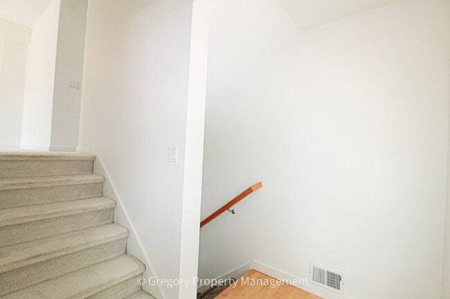 Building Photo - 13824 N Creek Dr