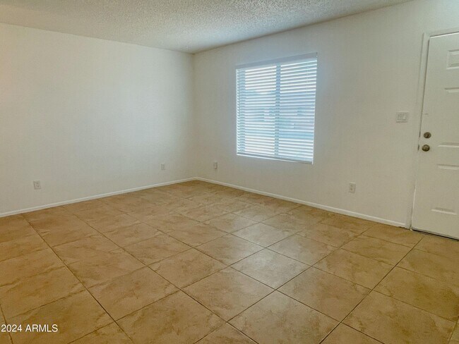Building Photo - 498 E Mesquite Ave