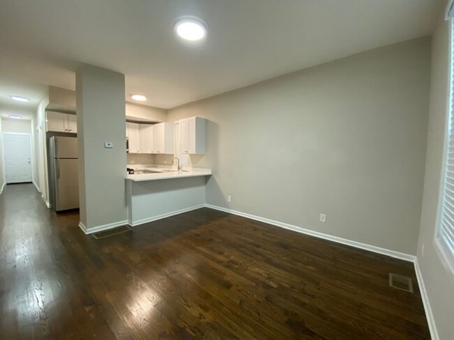 Building Photo - Newly Renovated Modern 3- Bed w. great des...