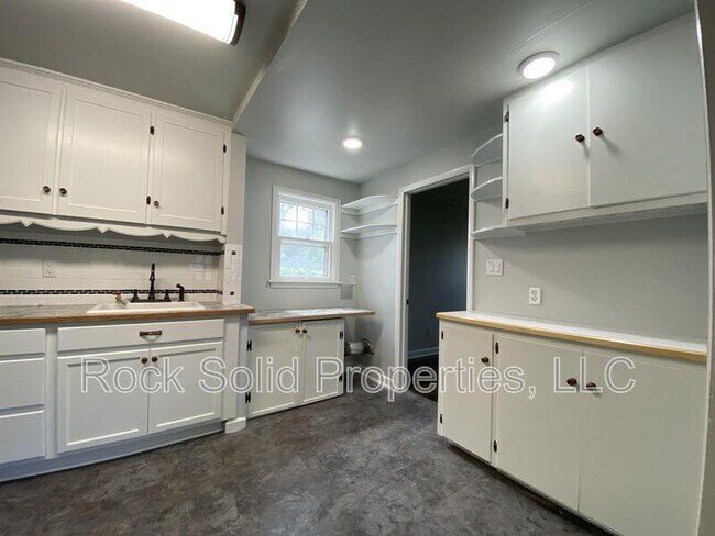 Foto del edificio - 416 E 3rd St