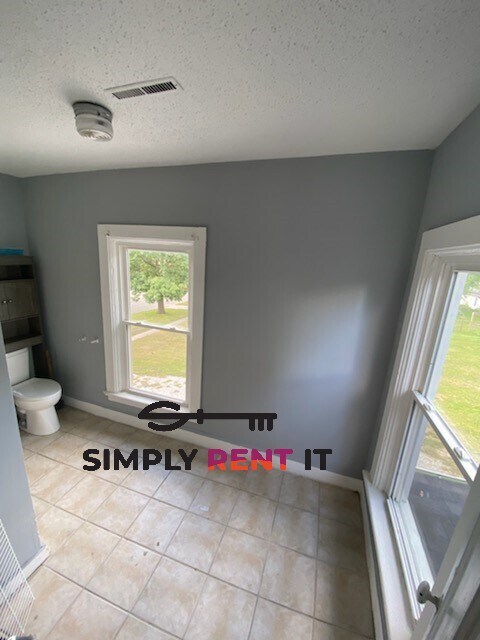 Foto del edificio - Renovated - 1 Bedroom Duplex