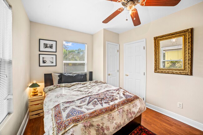 Bedroom suited for a queen bed - 707 6th Ave S