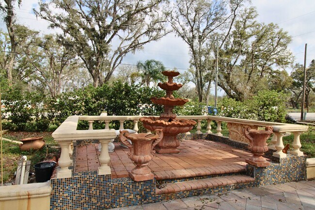 Foto del edificio - Stunning 3-Bed, 2-Bath Spanish-Inspired Custom Home with Elegant Gardens & Fountains