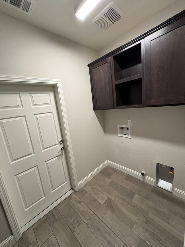 Foto del edificio - SE Visalia home Rent Ready!