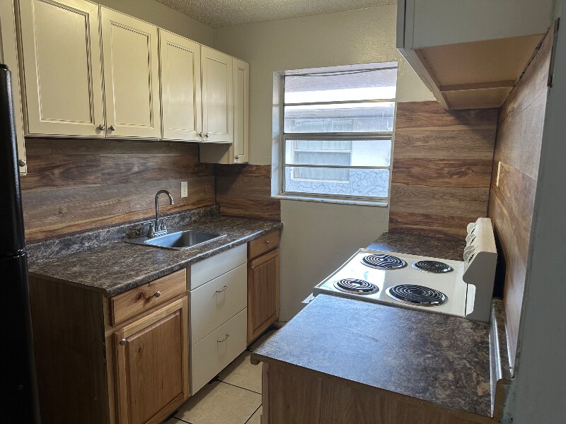 Foto principal - 6151 Eaton St