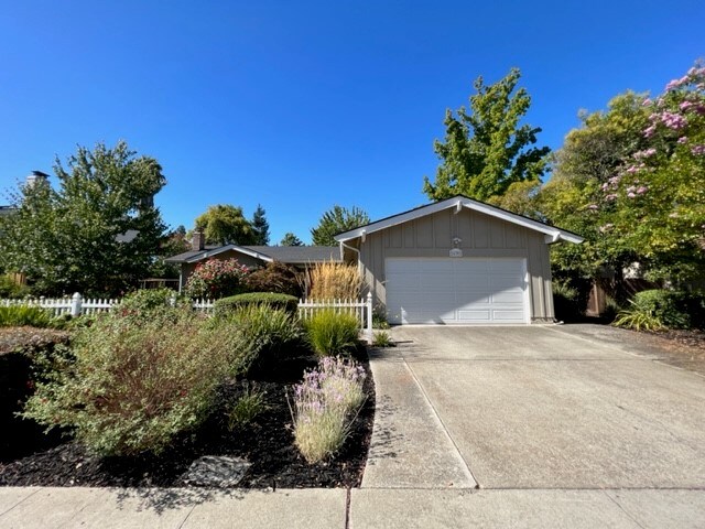 Building Photo - 639 Sitka Dr