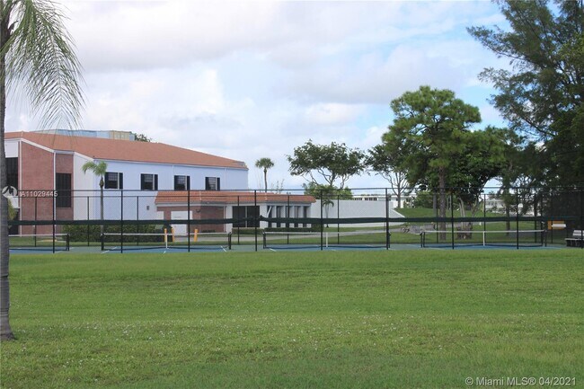 Building Photo - 189 Lyndhurst M