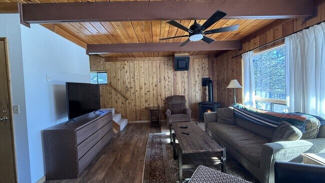 Foto del edificio - 18850 Fir Dr